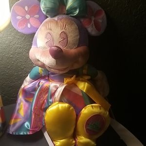 NWT  Minnie Main attraction April